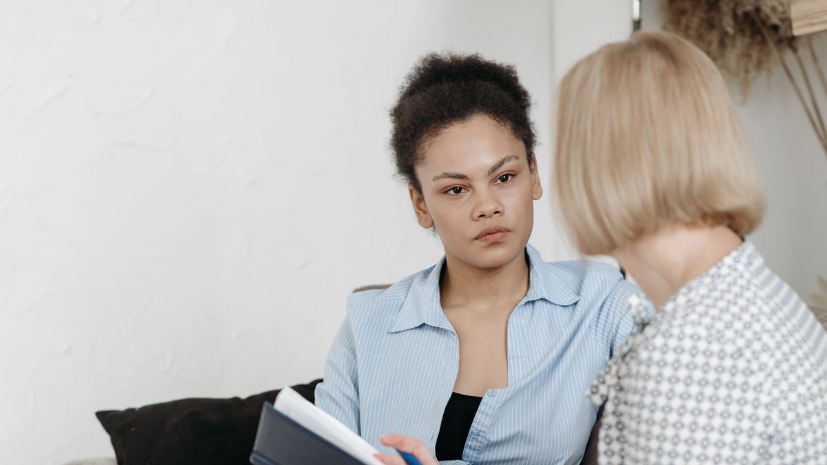 Life coach meeting one-on-one with a client, building the trust that attracts coaching clients without cold outreach